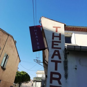 enseigne-drapeau-theatre.jpg
