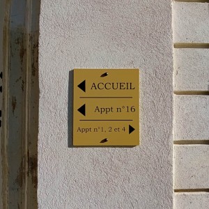 plaque-signaletique-directionnelle-hotel.jpg