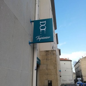 enseigne-et-enseigne-drapeau-tapissier-avignon.jpg