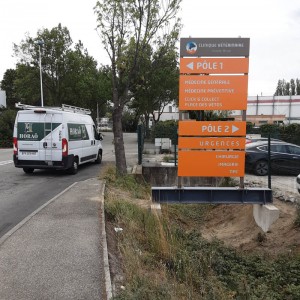conception-et-pose-totem-sur-mesure-clinique-veterinaire.jpg