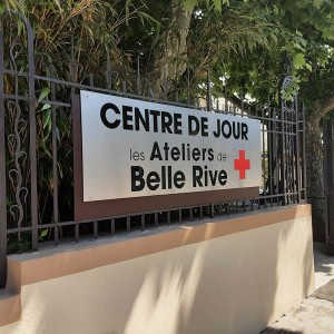 enseigne-sur-mesure-clinique.jpg