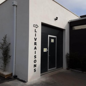 enseigne--vaucluse-avignon-on-vous-voit-de-loin.jpg
