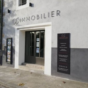 plaquepmma-fixationentretoises-C2SIMMO-signaletique-enseigne-avignon-.jpg